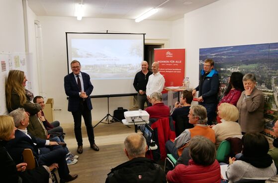 OB Andreas Starke begrüßt im vollbesetzten Bürgerlabor Bürgerinnen und Bürger